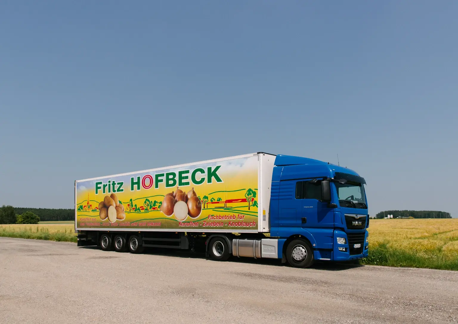 LKW-Logistik für Kartoffeln und Zwiebeln bei Fritz Hofbeck LKW von Fritz Hofbeck steht an einem Feld und zeigt die Logistik für Kartoffeln, Zwiebeln und Frischware.